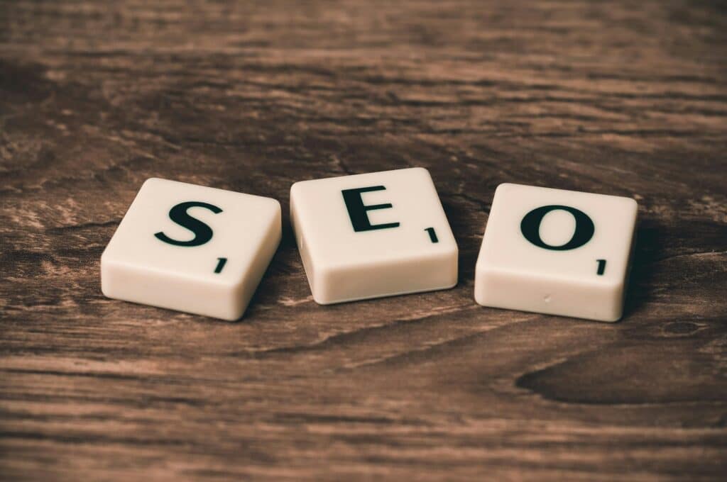 SEO scrabble klotsid. Haldanveebi pakub SEO optimieerimist, SEO auditit ning muid SEO teenuseid